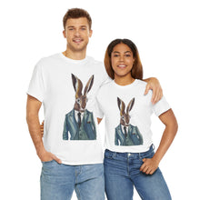 Laden Sie das Bild in den Galerie-Viewer, Anzughase – T-Shirt Unisex