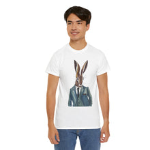 Laden Sie das Bild in den Galerie-Viewer, Anzughase – T-Shirt Unisex