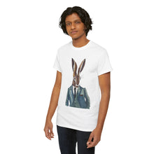 Laden Sie das Bild in den Galerie-Viewer, Anzughase – T-Shirt Unisex