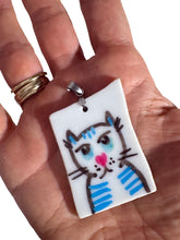 Laden Sie das Bild in den Galerie-Viewer, Porzellananhänger "Katze kuckt"