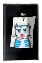 Laden Sie das Bild in den Galerie-Viewer, Porzellananhänger "Katze kuckt"