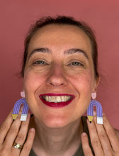 Laden Sie das Bild in den Galerie-Viewer, &quot;Stifte (lila)&quot; – Ohrringe mit Karte