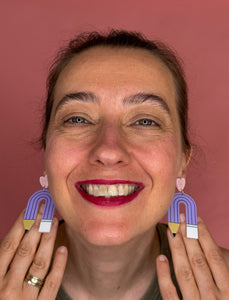 "Stifte (lila)" – Ohrringe mit Karte