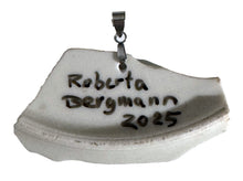 Laden Sie das Bild in den Galerie-Viewer, Porzellananhänger "schlafende Katze"