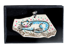 Laden Sie das Bild in den Galerie-Viewer, Porzellananhänger "schlafende Katze"