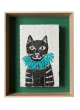 Laden Sie das Bild in den Galerie-Viewer, Acrylmalerei &amp; Objekt – Schwarze Katze mit blauem Kragen