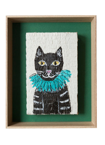 Acrylmalerei & Objekt – Schwarze Katze mit blauem Kragen