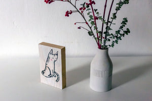 Objekt – Dösende Katze (Siebdruck auf Holz)