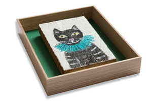Acrylmalerei & Objekt – Schwarze Katze mit blauem Kragen