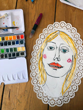 Laden Sie das Bild in den Galerie-Viewer, Tortendeckchenzeichnung - Dame mit orangenem Haar